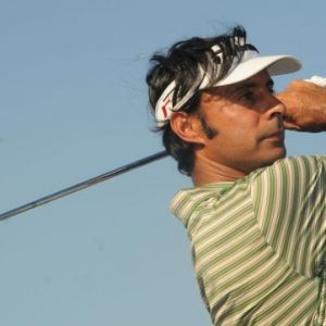 India's Jyoti Randhawa did a flawless eight-under 64 that gave him a share of lead in the World Manila Masters golf tournament.