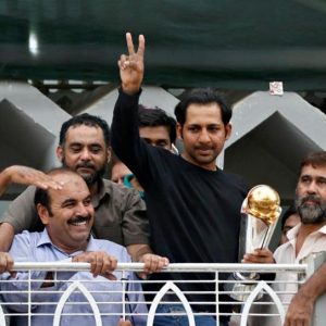 Sarfaraz Ahmed sings Mauka Mauka