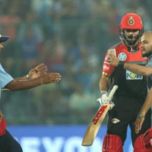 Fan runs on to the field, clicks selfie with Kohli