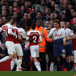 Arsenal-Tottenham players fight