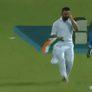 MS Dhoni prevents the Indian flag