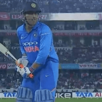 Twitter reactions on MS Dhoni not using Spartan bat