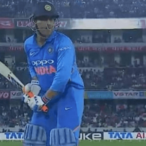 Twitter reactions on MS Dhoni not using Spartan bat