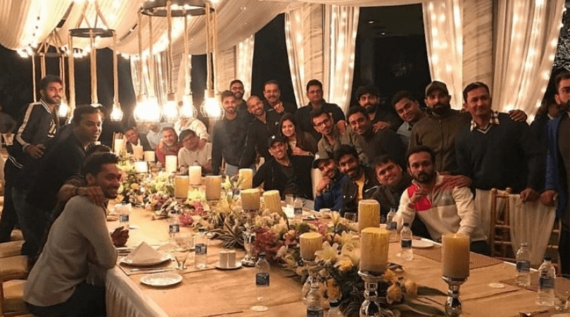 Dhoni hosts the Indian team for dinner in Ranchi