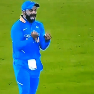 Virat Kohli catches Usman Khawaja off Kedar Jadhav