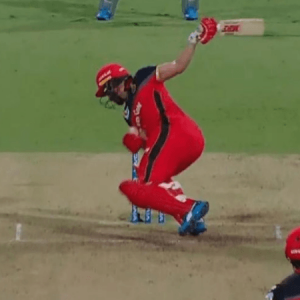 de Villiers hits gigantic six out of Chinnaswamy Stadium