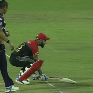 Sunil Narine attempts to mankad Virat Kohli
