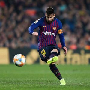 Barcelona Vs Liverpool: Messi moves the ball closer to goal before the free-kick