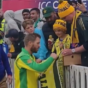 WATCH: David Warner gifts Man of the Match award to young Australian fan | ICC Cricket World Cup 2019