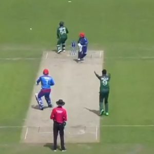 Sarfaraz Ahmed hilariously looks all over the place in confusion as ball goes high in air during Pakistan vs Afghanistan match