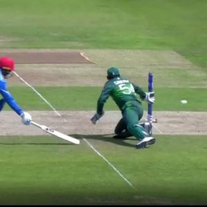 WATCH: Sarfaraz Ahmed faces an embarrassing situation as he fails to execute the no-look run out vs Afghanistan