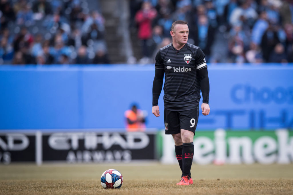 Wayne Rooney scores a penalty in 92nd minute and fans fly beer everywhere