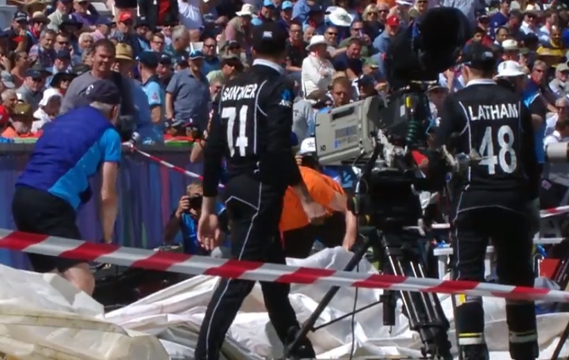 WATCH: Ball gets lost after Jason Roy's pull lands at boundary cushions; Mitchell Santner and Tom Latham involve in search process