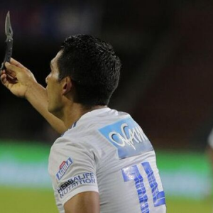 Football player gets knife hurled at him during a match in Columbia.