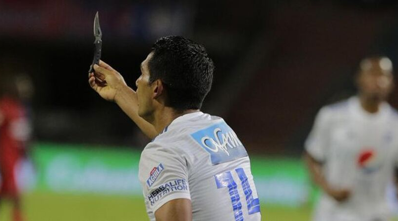 Football player gets knife hurled at him during a match in Columbia.