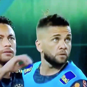 Neymar saves Dani Alves’ life. A hilarious video of the Brazilian duo warding off a giant insect surfaces on the Internet