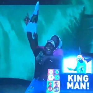 Spectator makes an incredible catch while holding two beers in one hand in CPL 2019