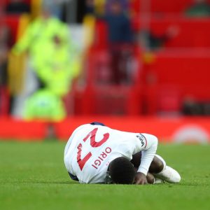 Divock Origi goes down while holding the wrong leg after foul from Victor Lindelof