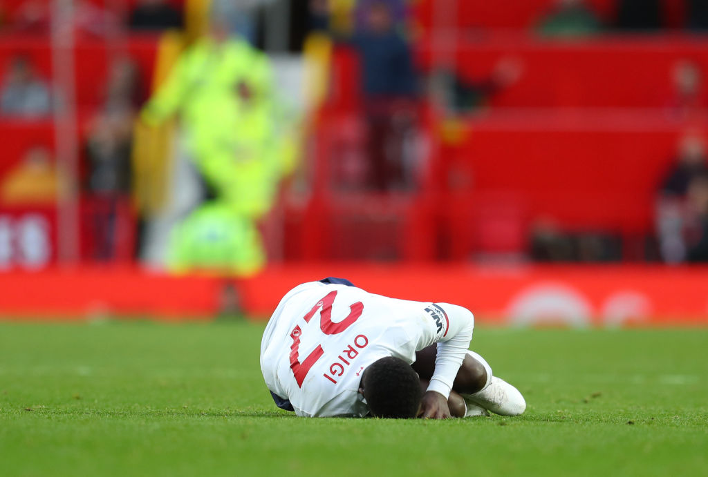 Divock Origi goes down while holding the wrong leg after foul from Victor Lindelof