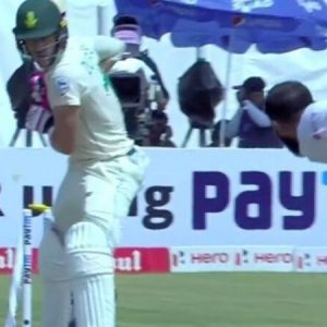 WATCH: Faf du Plessis shoulders arms to Mohammed Shami; off-stump flies in the air