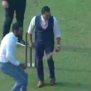 Watch Aakash Chopra fails to defend the ball while playing gully cricket