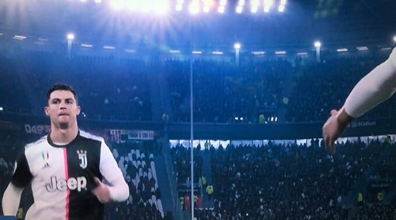 Cristiano Ronaldo leaves stadium early after being substituted vs AC Milan