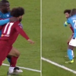 Mohamed Salah refuses to go down despite being obviously fouled by Kalidou Koulibaly