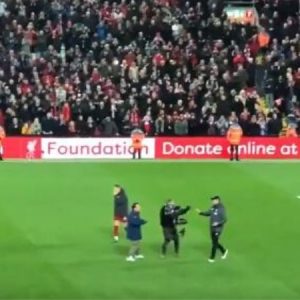 Cameraman asks Jurgen Klopp to fist bump, Liverpool manager refuses