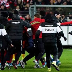 Eintracht Frankfurt captain David Abraham attacks Freiburg manager with WWE-style clothesline