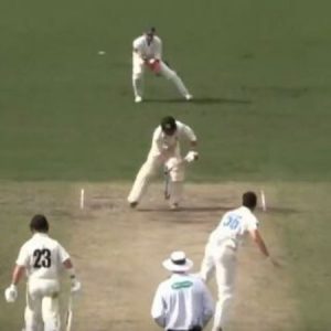 Mitchell Starc's mystery ball makes four point contact before dismissing batsman