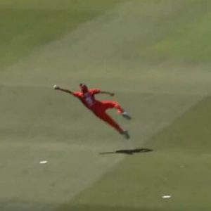 Cameron Valente grabs sensational catch from Peter Handscomb's shot