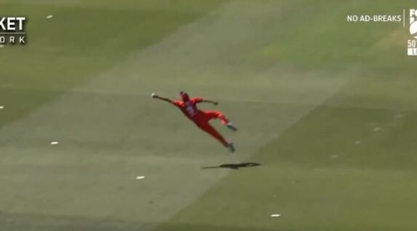 Cameron Valente grabs sensational catch from Peter Handscomb's shot