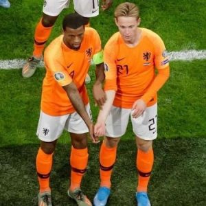 Gini Wijnaldum and Frenkie De Jong send powerful anti-racism message with goal celebration