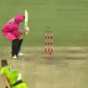 Sixers vs Thunder Super Over: Watch Moises Henriques hits peculiar six off Chris Morris in BBL 2019