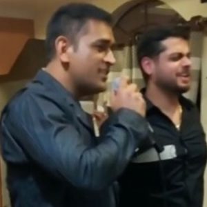 "Jab Koi Baat Bigad Jaaye": Watch MS Dhoni sings super-hit song during a party