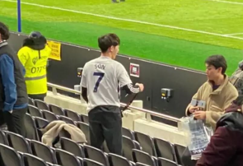 Fan abandons Son jersey