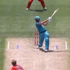 WATCH: Ben Cutting clobbers Will Sutherland for humongous six on third tier in Renegades vs Heat clash