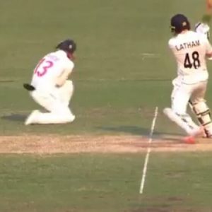 WATCH: Tom Latham's pull hits Matthew Wade on the helmet at short leg in Sydney Test