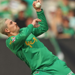 Nic Maddinson takes an unbelievable caught and bowled in the BBL