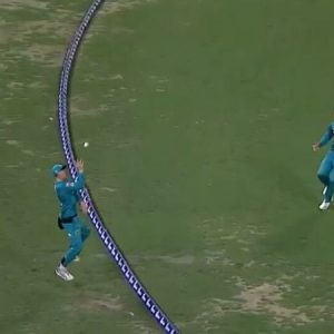 WATCH: Matt Renshaw and Tom Banton grab unthinkable catch to dismiss Matthew Wade in BBL 2019-20