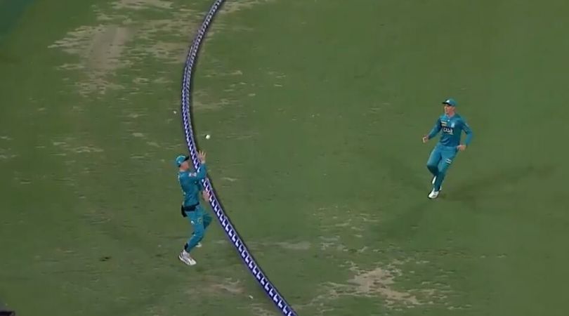 WATCH: Matt Renshaw and Tom Banton grab unthinkable catch to dismiss Matthew Wade in BBL 2019-20