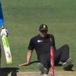 WATCH: Umpire Shawn Craig slips after setting the bails in Strikers vs Renegades BBL match