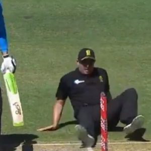 WATCH: Umpire Shawn Craig slips after setting the bails in Strikers vs Renegades BBL match