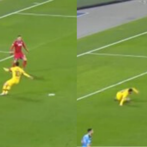 David Ospina gives Lionel Messi a taste of his own medicine during Napoli vs Barcelona