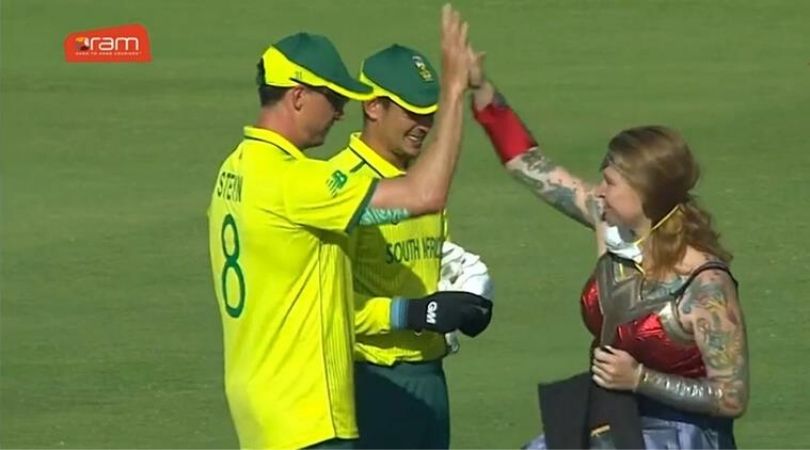 Wonder Woman distributes masks to South African players to promote social issue