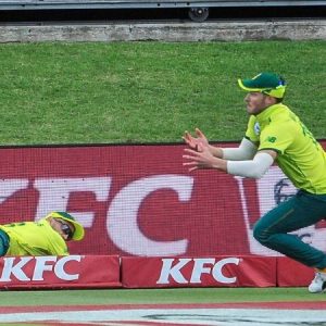 WATCH: Faf du Plessis and David Miller's tag team effort dismisses Mitchell Marsh in Port Elizabeth T20I