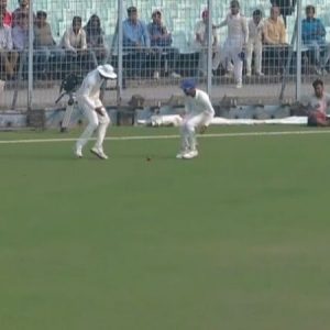 WATCH: Krishnappa Gowtham and Jagadeesha Suchith commit hilarious error to give four runs to Sudip Chatterjee in Ranji Trophy semi-final
