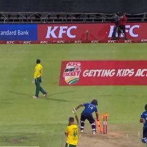 WATCH: Asad Gunaratne hilariously grabs stumps before winning Cape Town T20I vs South Africa