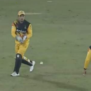 Kamran Akmal drops easy catch in PSL