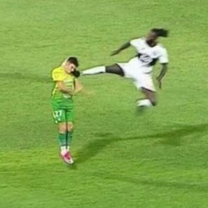 Emmanuel Adebayor sent off for attempting karate kick on opposite player while playing for Olimpia in Paraguay
